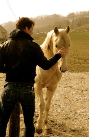 Looks like he's good with horses too, a *must* for Jamie's character.